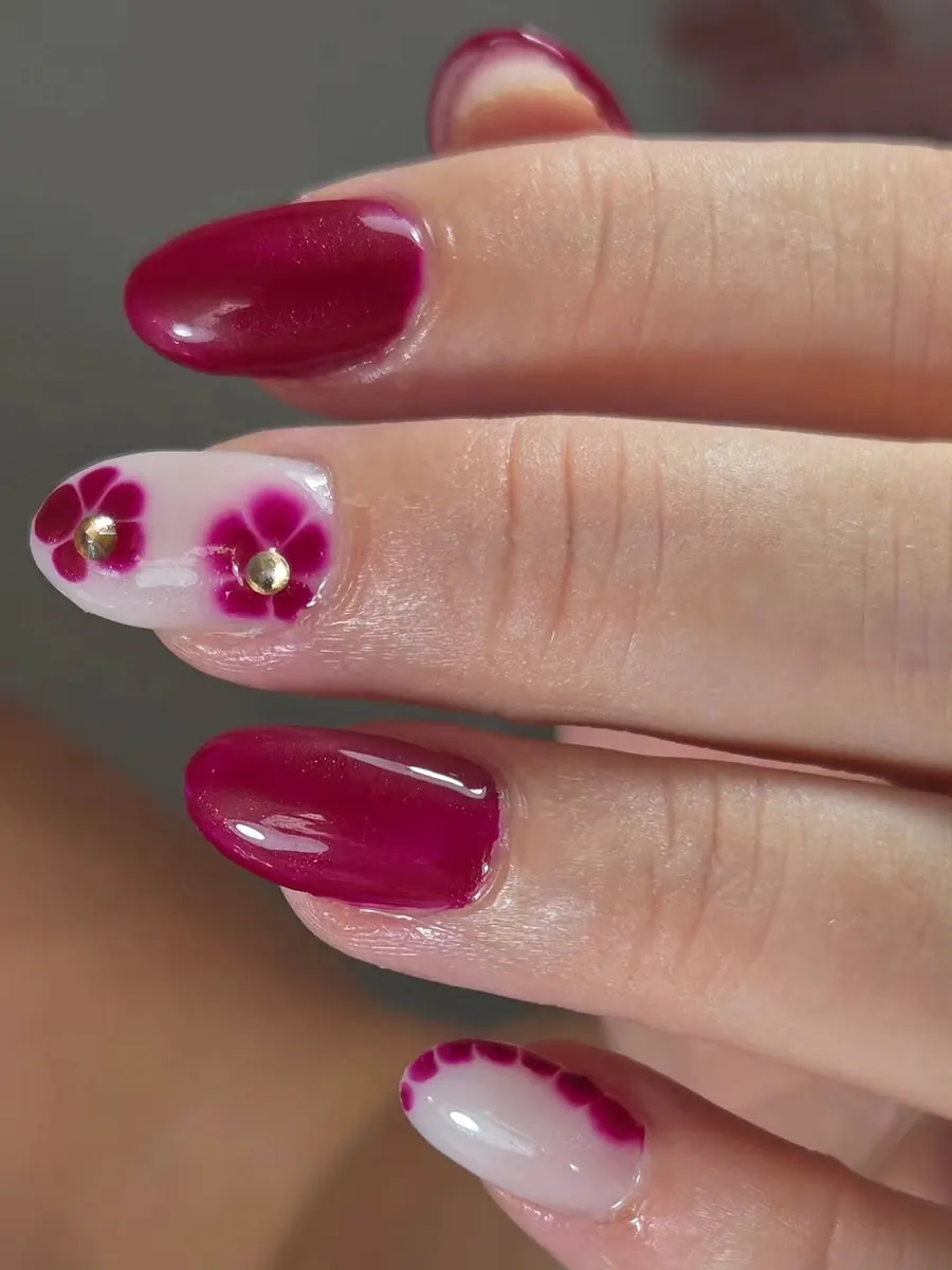 Rode nagels, een met bloemetjes