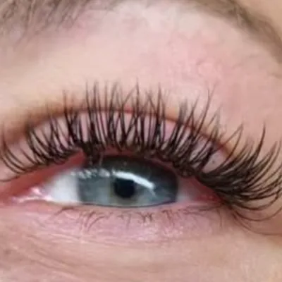 Blauwgrijs oog met one by one wimpers