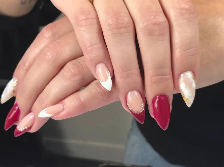 Nagels in rood met witte French tips