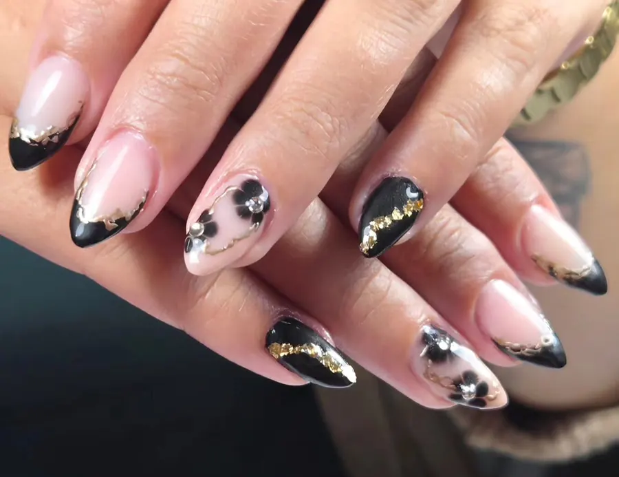 Nagels met zwarte French tips, goud en bloemetjes